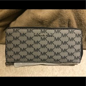 Brand new Michael Kors Jet Set Travel Wallet